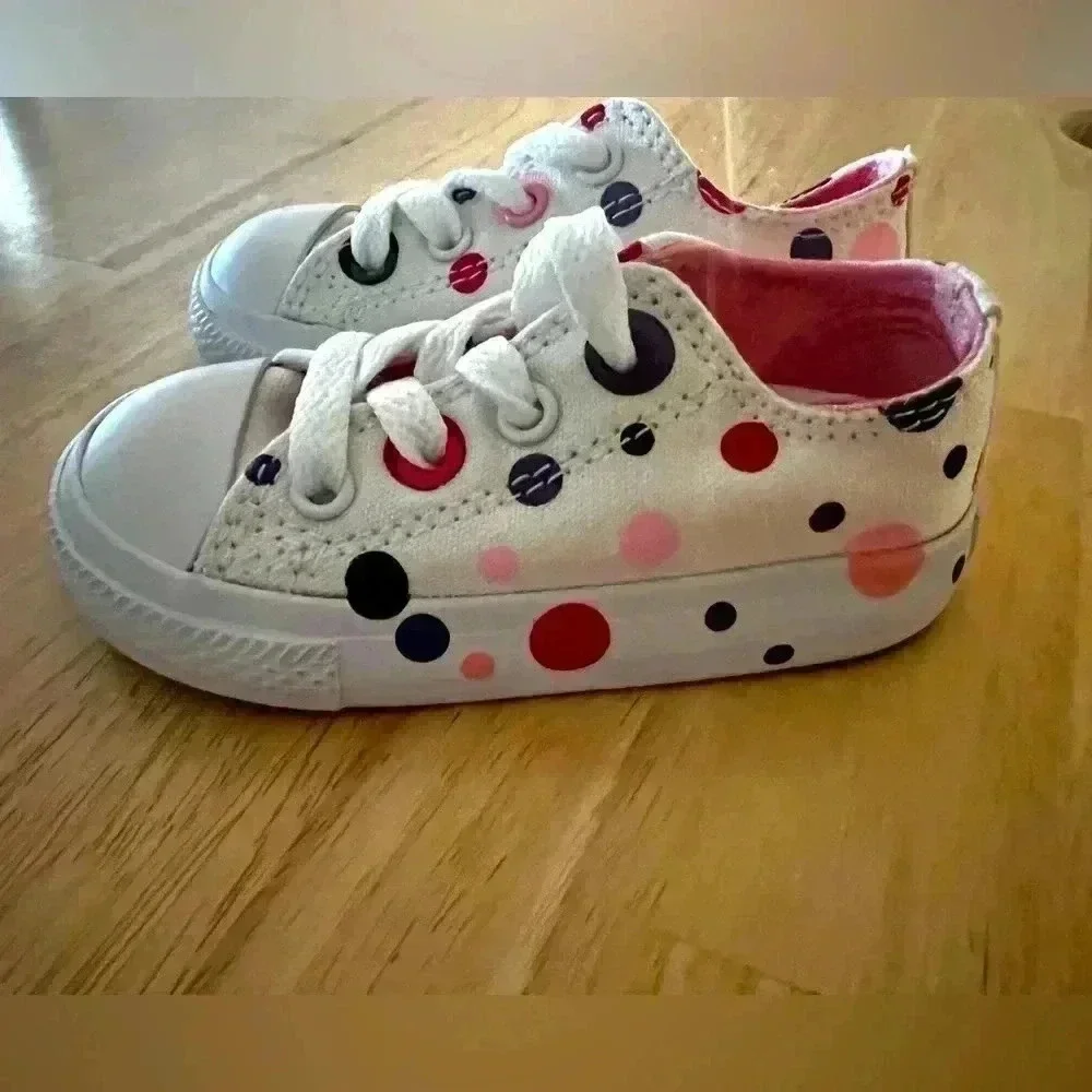GIRLS CONVERSE ALL STARS SIZE 5